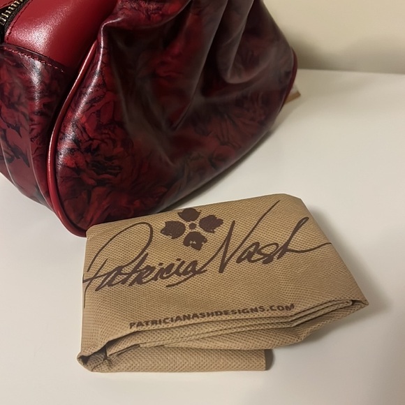 Patricia Nash etched roses collection, Crossbody bag, gorgeous red design, new - Picture 12 of 13